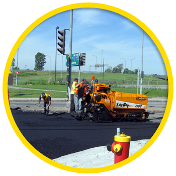 Service de asphalte résidentiel, commercial, municipal et de réparation de pavage extérieur à Montréal, Laval, Rive-Sud et sur la Rive-Nord de Montréal / Asphalte Montréal